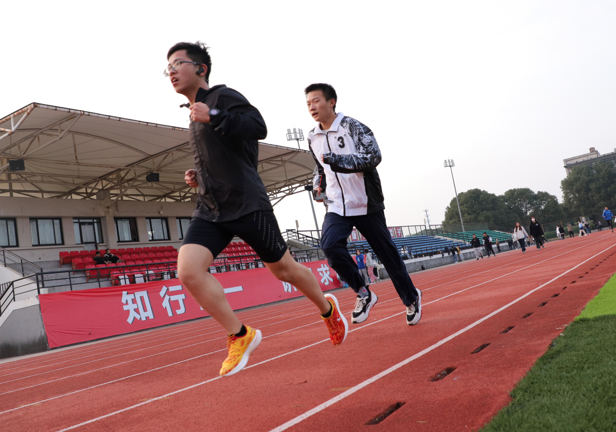 6 跑步 黄苏妮 摄.jpg