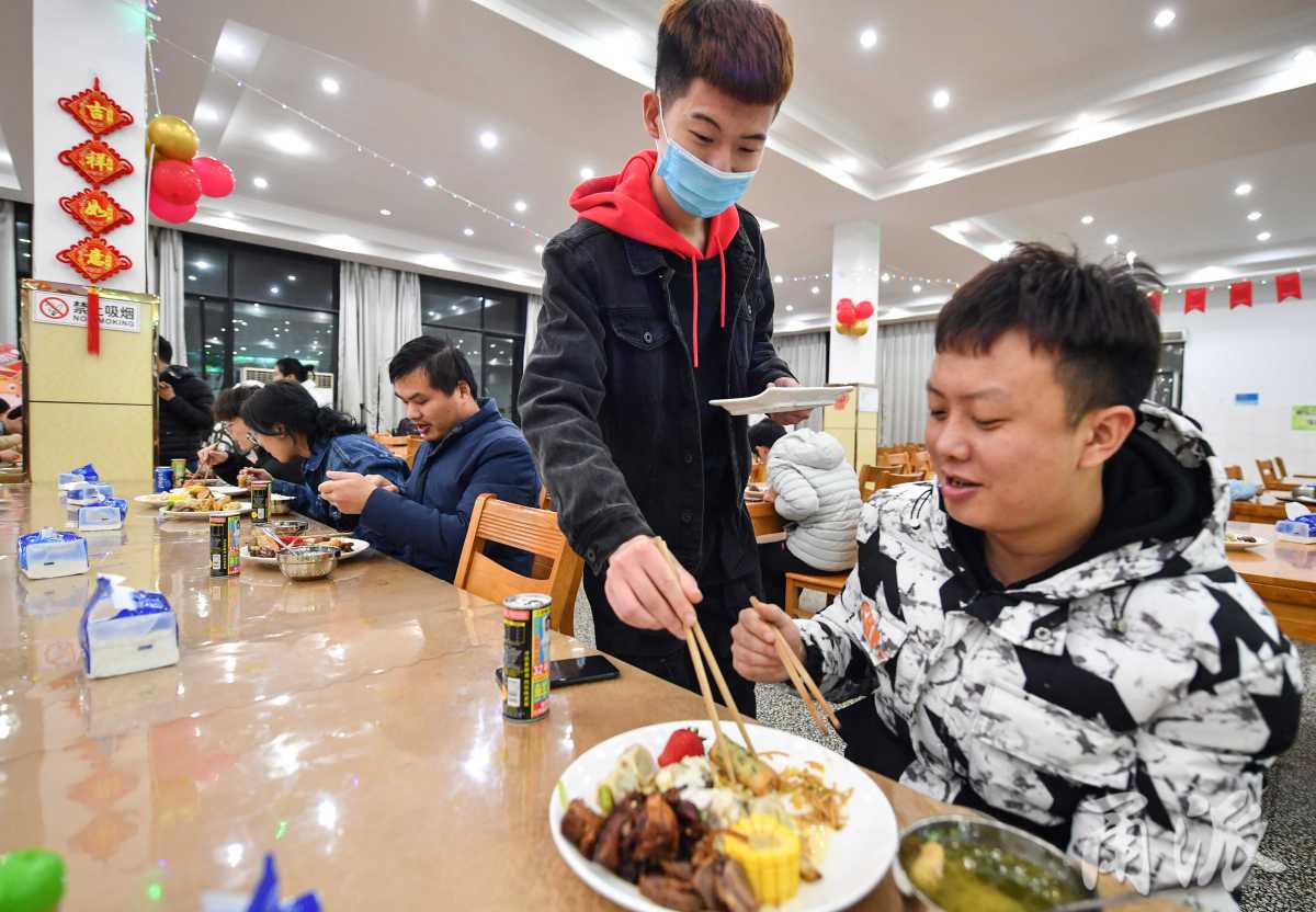 黑龙江籍的材化学院研究生王铎.jpg 黑龙江籍的材化学院研究生王铎.jpg
