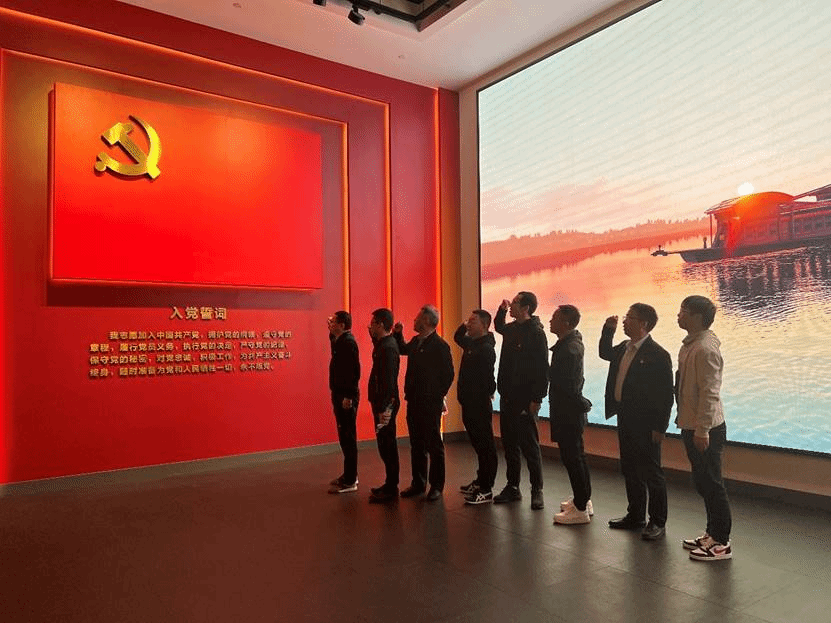 一群人站在台上中度可信度描述已自动生成
