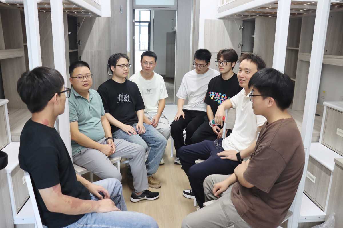 学院领导与首届研究生交流.JPG 学院领导与首届研究生交流.JPG