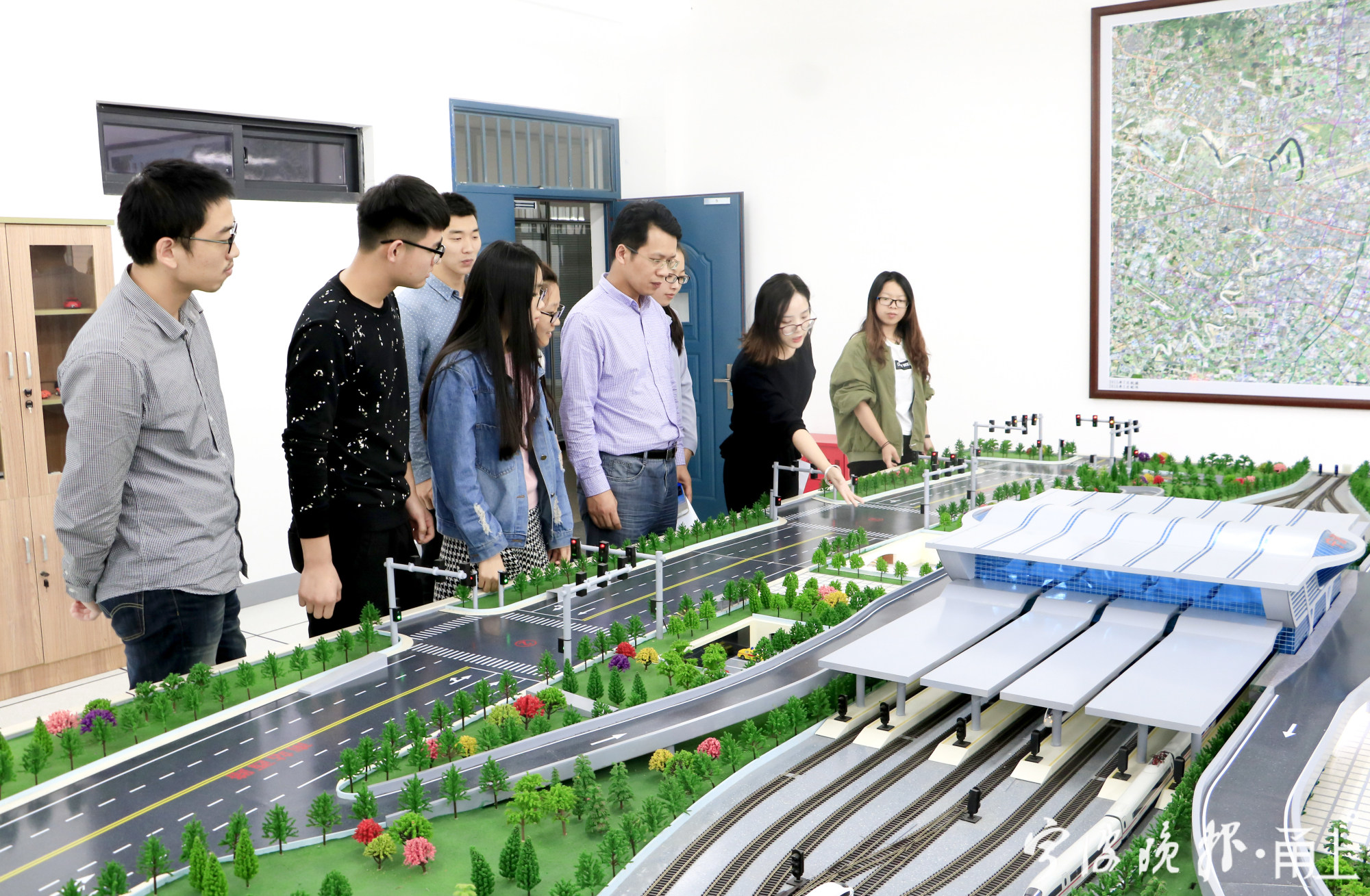 老师给学生介绍多模式公交协同管理实验-宁波南站沙盘.jpg