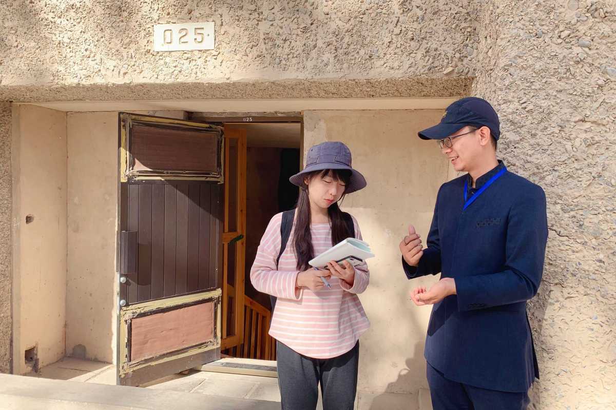 杜莹在敦煌莫高窟收集资料,和敦煌研究院老师探讨问题。.jpg 杜莹在敦煌莫高窟收集资料,和敦煌研究院老师探讨问题。.jpg
