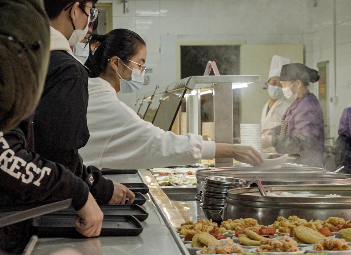 4 学生在第二食堂就餐 赵华磊 摄.jpg