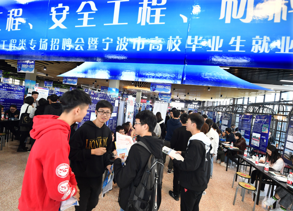 招聘会2.jpg 招聘会2.jpg
