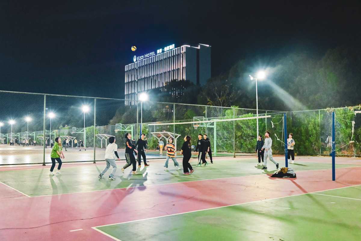 7 夜幕下,运动爱好者在篮球场错时锻炼。丁振凯 摄.jpg