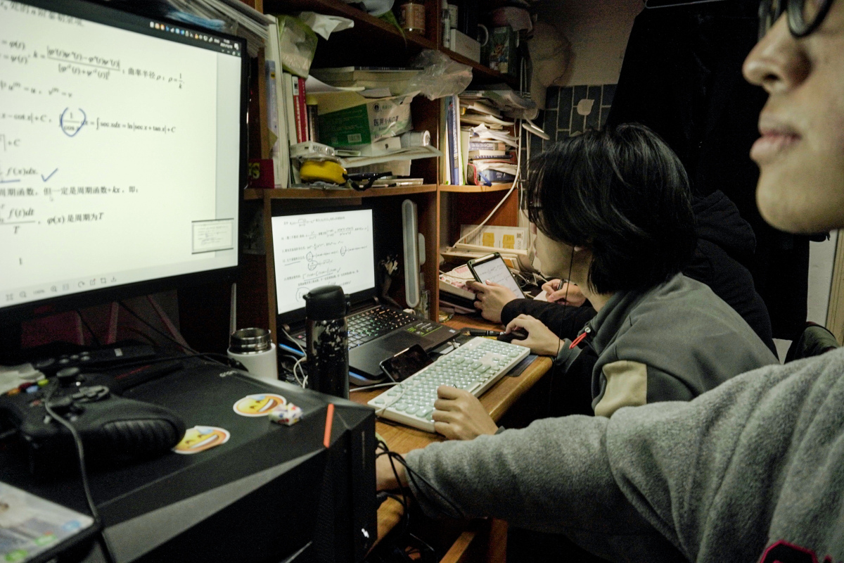1 人文与艺术学院大四的学生在网上上数学课 赵华磊 摄.jpg