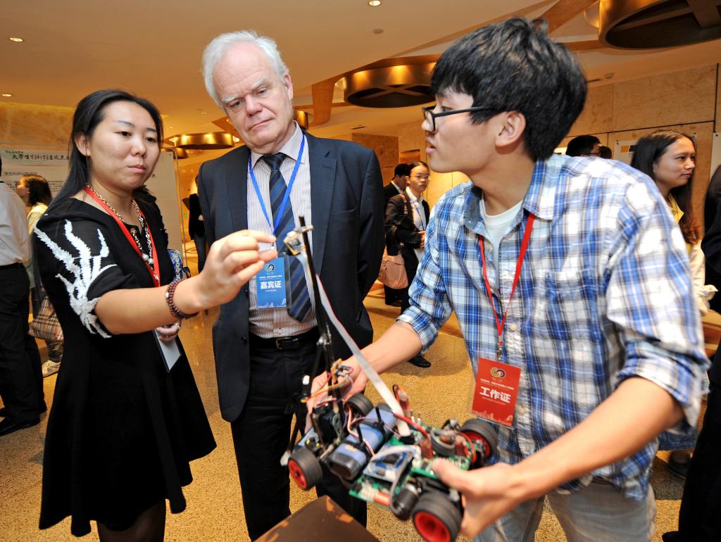 茶歇间隙,外事处刘林林老师为客人讲解创意成果作品。