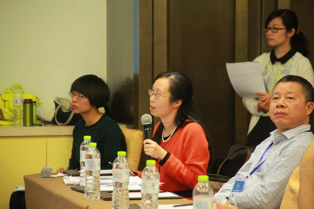 外国语学院德语老师龚洁在会场做翻译