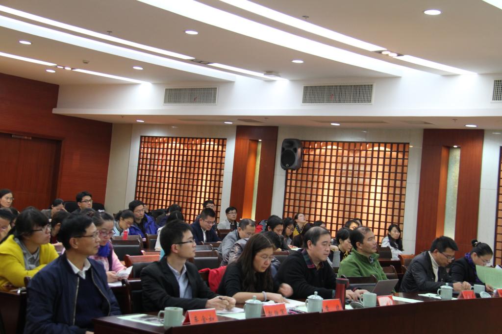 学院教师认真学习